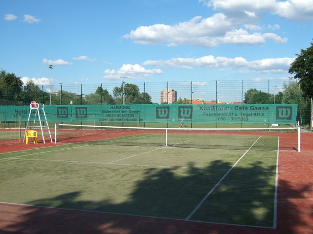 Tennisplatz im Sommer